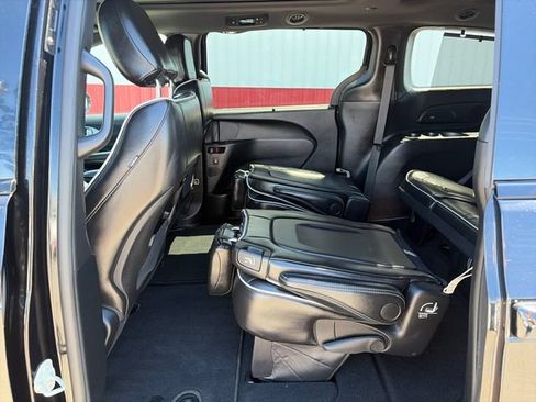 Used 2025 Chrysler Pacifica Limited FWD image 43