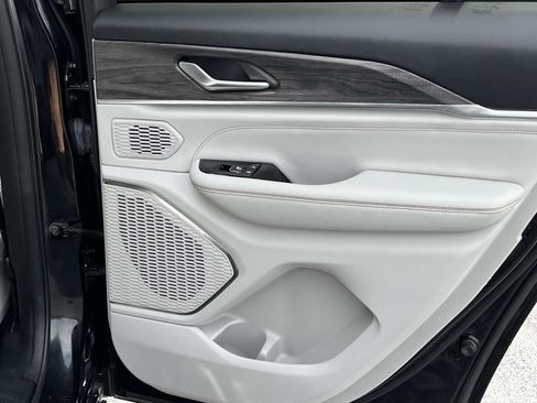 Used 2023 Jeep Grand Cherokee Overland AWD/4WD image 20