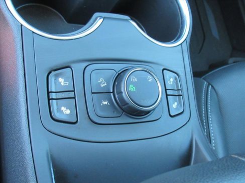 Used 2024 GMC Terrain SLT w/ Infotainment Package II image 26