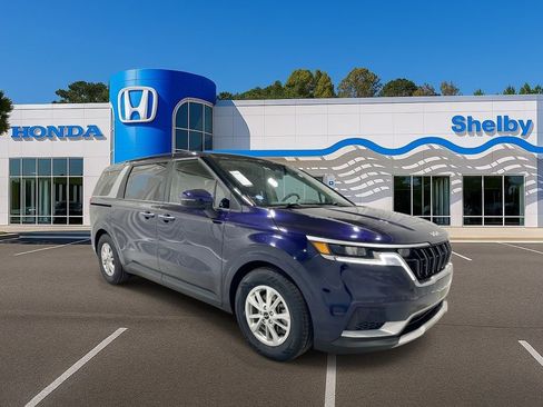 Used 2024 Kia Carnival LX image 2