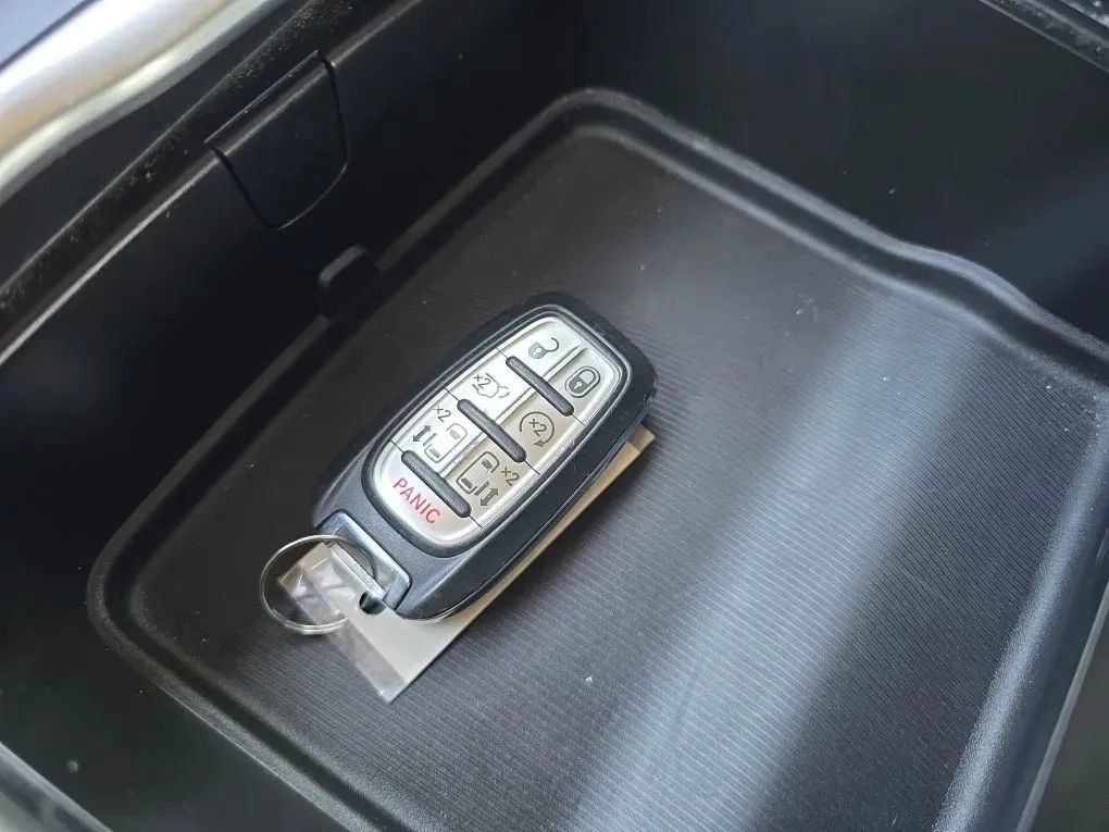 Used 2023 Chrysler Pacifica Touring-L FWD image 32