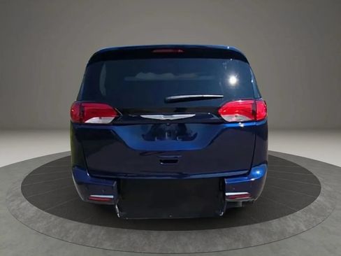 Used 2018 Chrysler Pacifica Touring Plus w/ Tire & Wheel Group FWD image 5