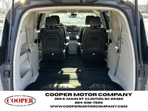 Used 2023 Chrysler Pacifica Touring-L image 17