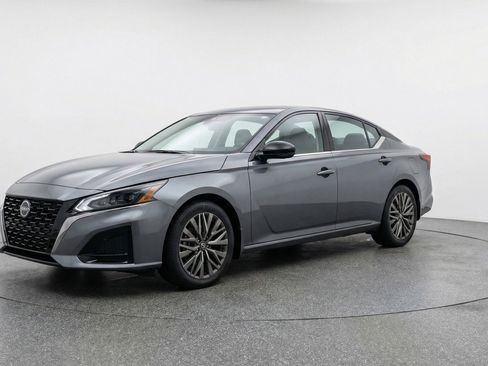 Used 2025 Nissan Altima 2.5 SV FWD image 3