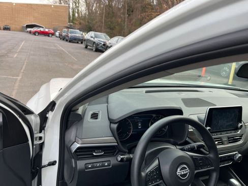 Used 2025 Nissan Altima 2.5 SV image 33