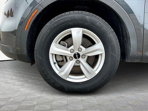 Used 2023 Kia Sorento LX image 9