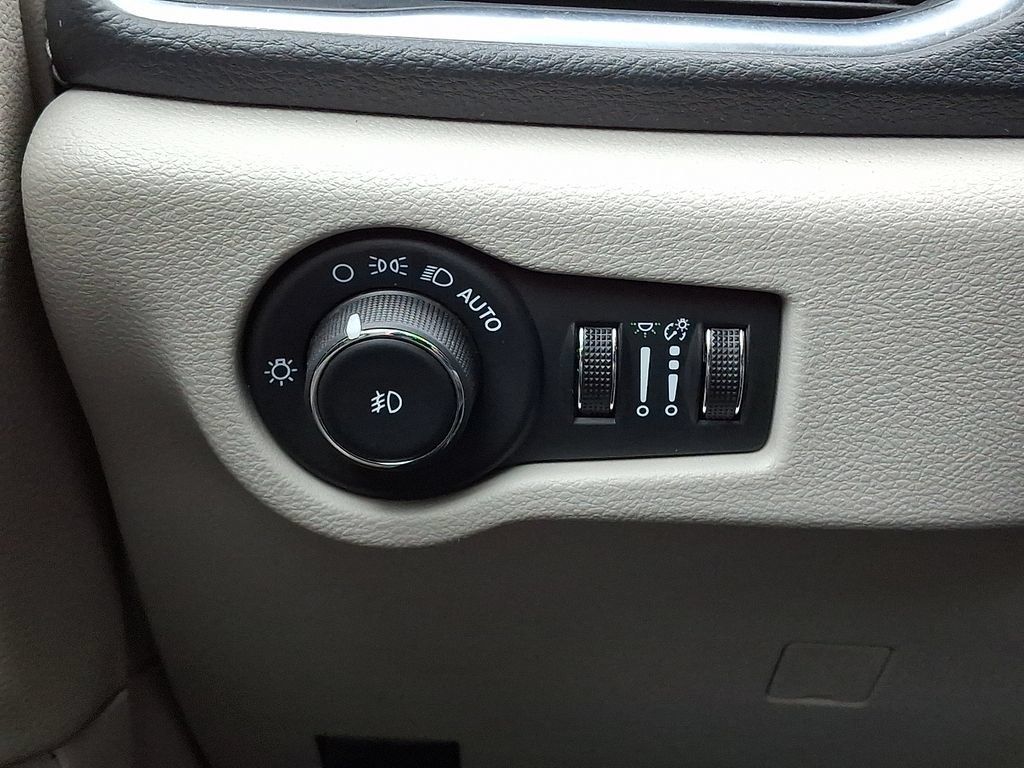 Used 2024 Chrysler Pacifica Limited FWD image 27