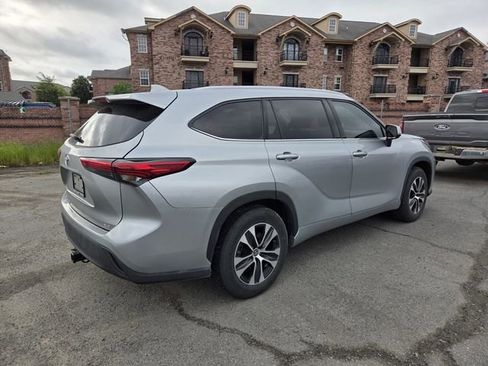 Used 2022 Toyota Highlander XLE FWD image 10