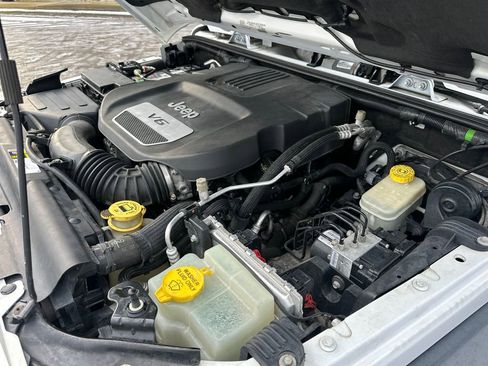 Used 2016 Jeep Wrangler Unlimited Rubicon w/ Connectivity Group image 24