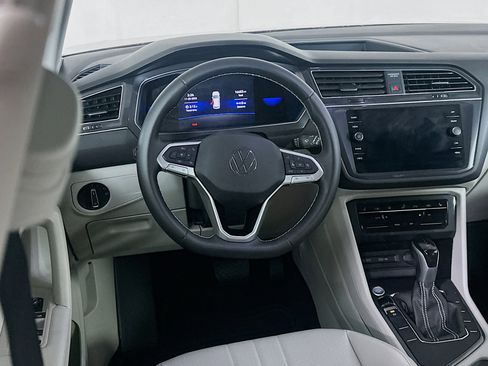 Used 2023 Volkswagen Tiguan SE image 17