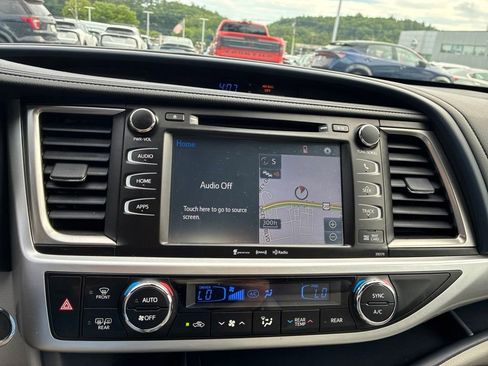 Used 2018 Toyota Highlander XLE AWD/4WD image 18