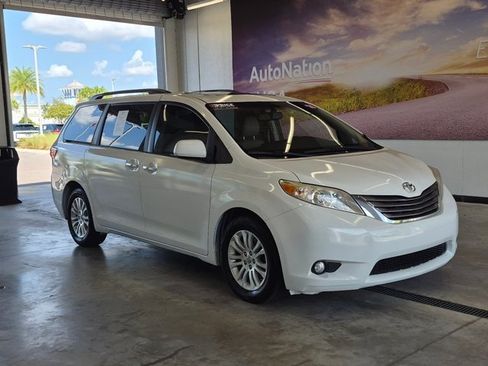 Used 2016 Toyota Sienna XLE FWD image 3
