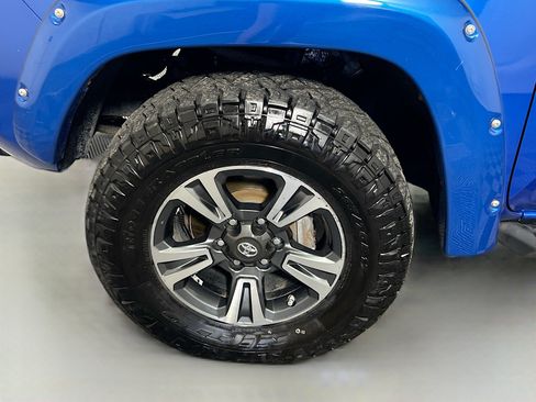 Used 2018 Toyota Tacoma TRD Sport AWD/4WD image 13