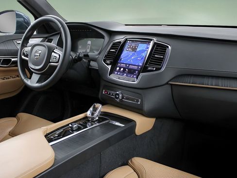 Certified 2023 Volvo XC90 B6 Ultimate w/ Protection Package Premier AWD/4WD image 16
