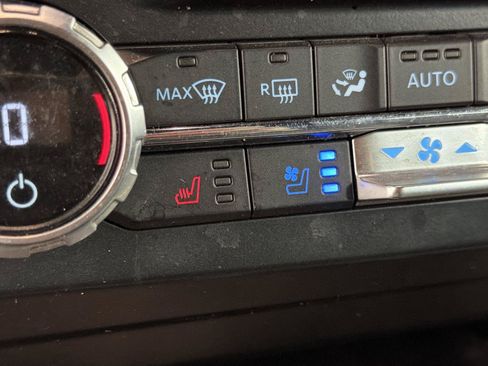 Used 2022 Ford F250 Lariat w/ Black Appearance Package AWD/4WD image 30
