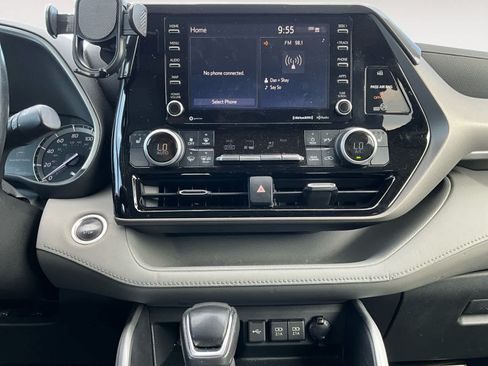 Used 2020 Toyota Highlander XLE AWD/4WD image 11