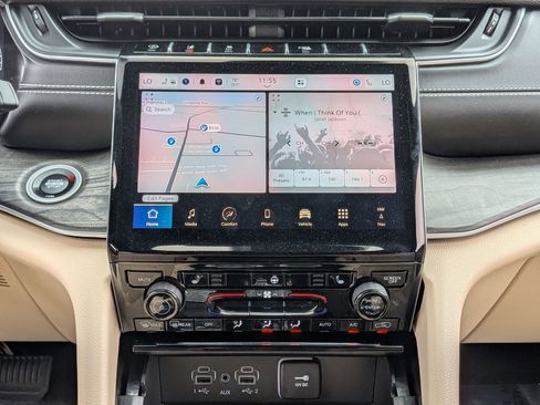 Certified 2024 Jeep Grand Cherokee Limited w/ Black Appearance Package image 32