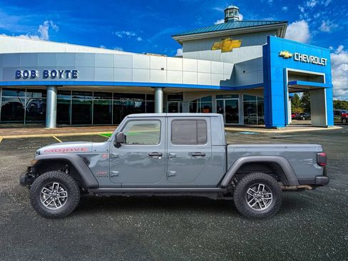 Used 2025 Jeep Gladiator Mojave w/ Convenience Group AWD/4WD image 7