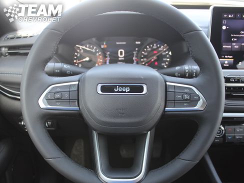 Used 2025 Jeep Compass Latitude w/ Convenience Group AWD/4WD image 14