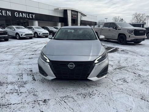 Used 2023 Nissan Altima 2.5 SV image 4