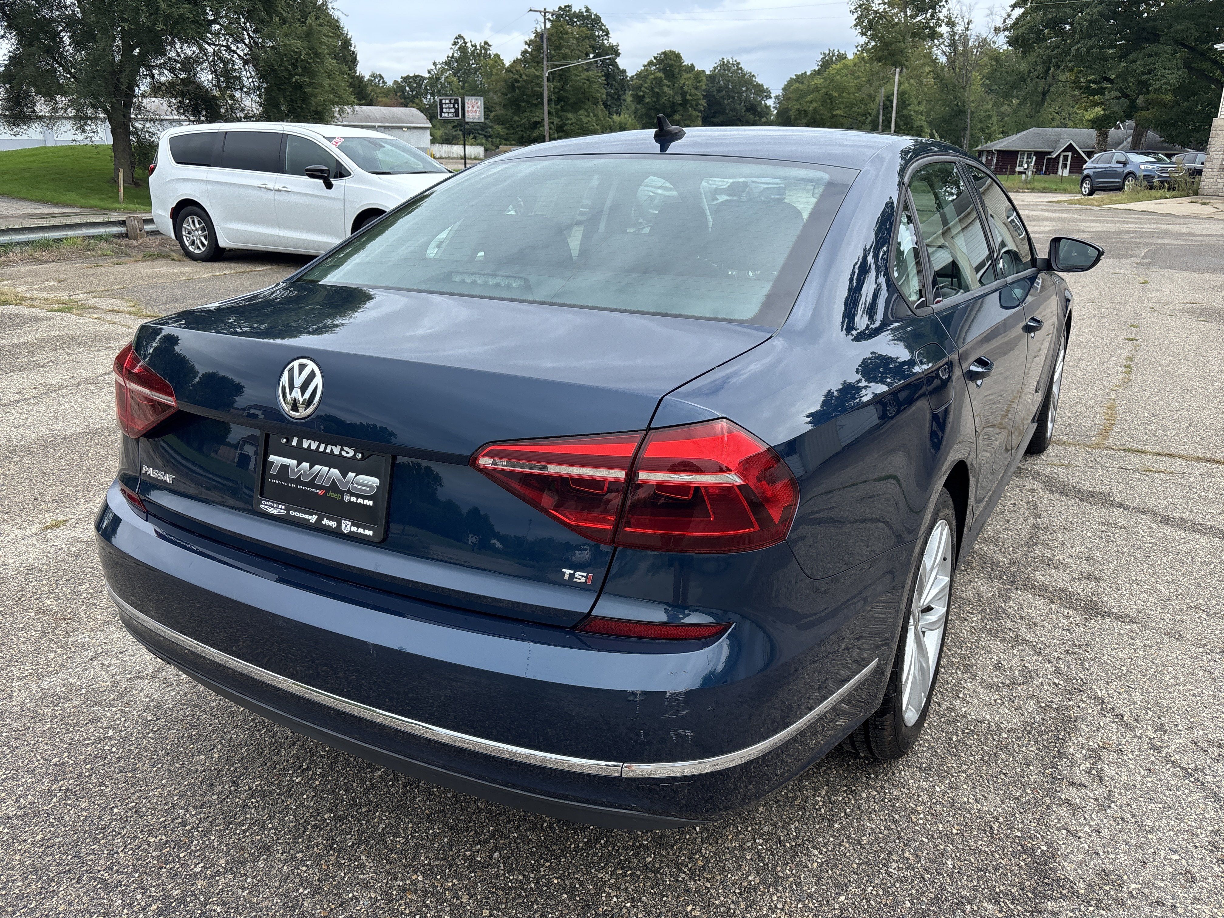 Used 2019 Volkswagen Passat 2.0T Wolfsburg w/ Wheels & Sunroof Package FWD image 3