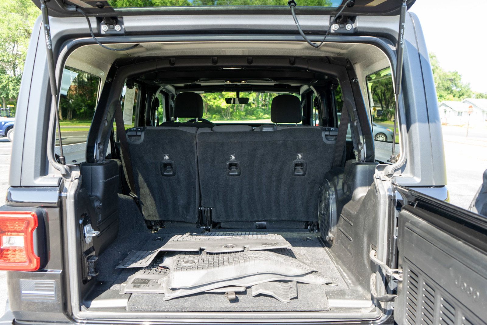 Used 2019 Jeep Wrangler Unlimited Sahara AWD/4WD image 9