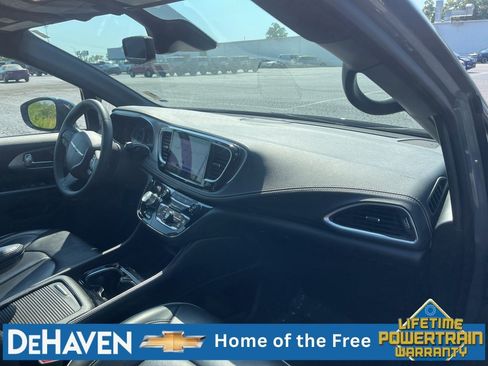 Used 2025 Chrysler Pacifica Limited FWD image 29