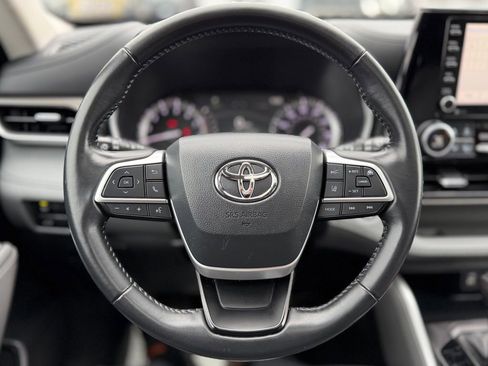 Used 2022 Toyota Highlander XLE AWD/4WD image 15