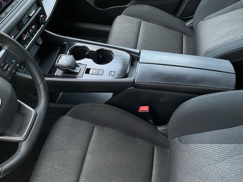 Used 2025 Nissan Rogue SV image 32