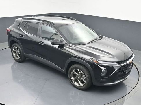 Used 2025 Chevrolet Trax LT w/ LT Convenience Package FWD image 38