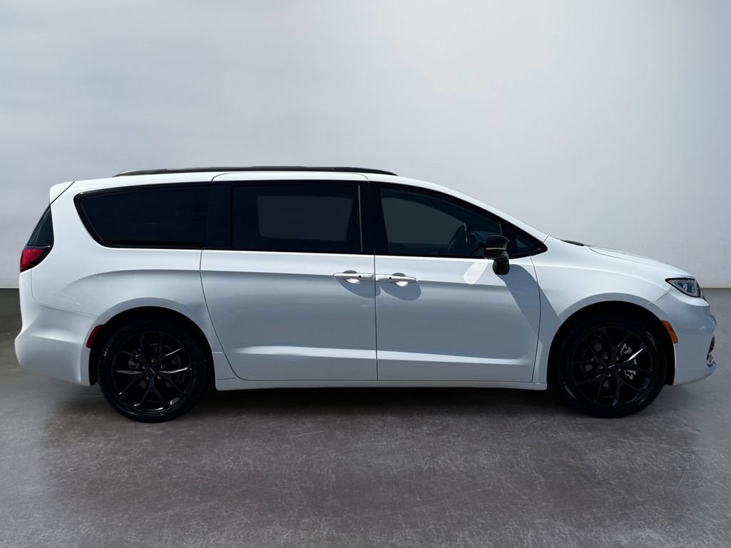 Used 2025 Chrysler Pacifica Limited FWD image 2