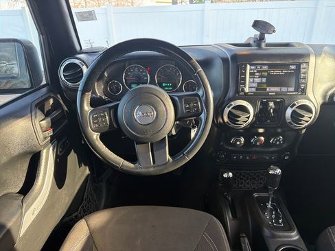 Used 2017 Jeep Wrangler Unlimited Sahara w/ Connectivity Group image 27