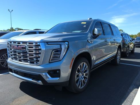 Used 2025 GMC Yukon XL Denali w/ Sun & Power Step Package image 3
