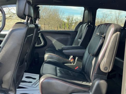 Used 2018 Dodge Grand Caravan SXT w/ Blacktop Package FWD image 10