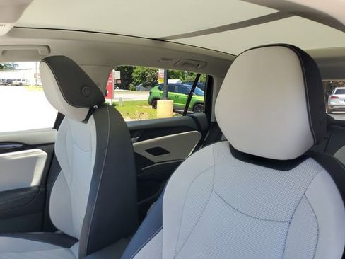 Certified 2025 Volkswagen Tiguan SE w/ Panoramic Sunroof Package AWD/4WD image 16