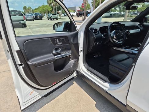 Used 2020 Mercedes-Benz GLB 250 4MATIC image 8
