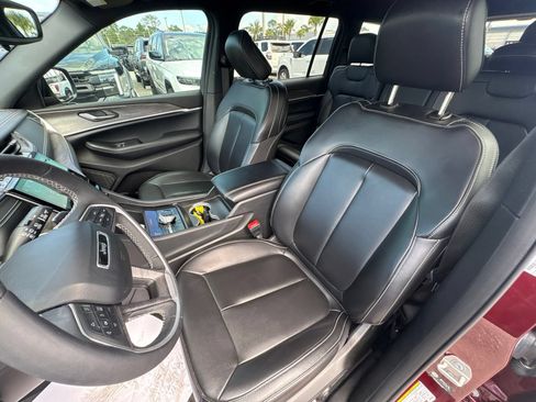 Used 2024 Jeep Grand Cherokee L Limited w/ Black Appearance Package AWD/4WD image 18