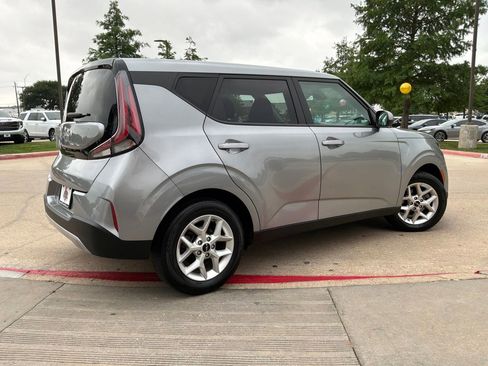 Used 2025 Kia Soul LX w/ LX Technology Package FWD image 6