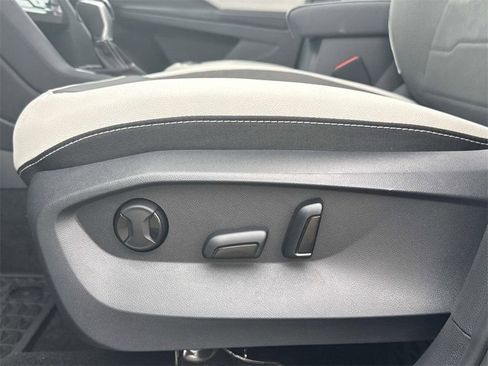 New 2025 Volkswagen Taos SE FWD image 14