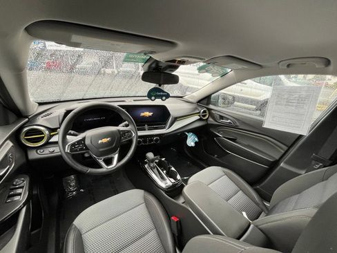 Used 2025 Chevrolet Trax LT w/ LT Convenience Package FWD image 14