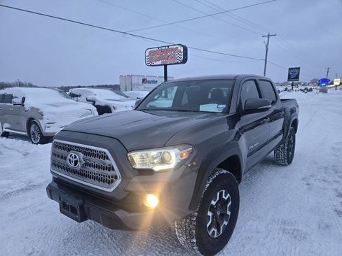 Used 2016 Toyota Tacoma TRD Off-Road image 11