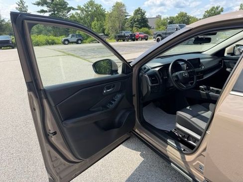 Used 2025 Nissan Rogue SV AWD/4WD image 17