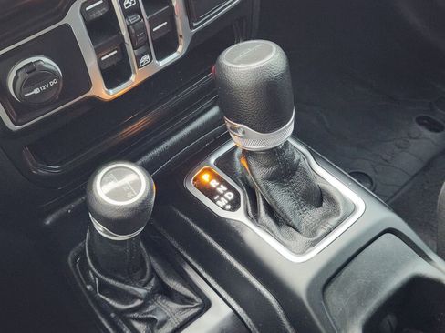 Used 2021 Jeep Gladiator Sport image 15