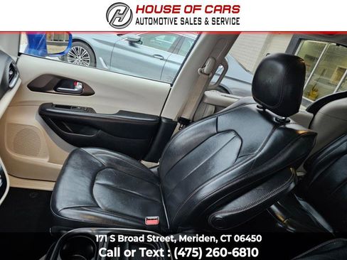 Used 2019 Chrysler Pacifica Touring-L w/ Advanced Safetytec Group image 36