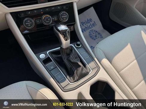 Certified 2023 Volkswagen Jetta SE w/ Panoramic Sunroof Package FWD image 31