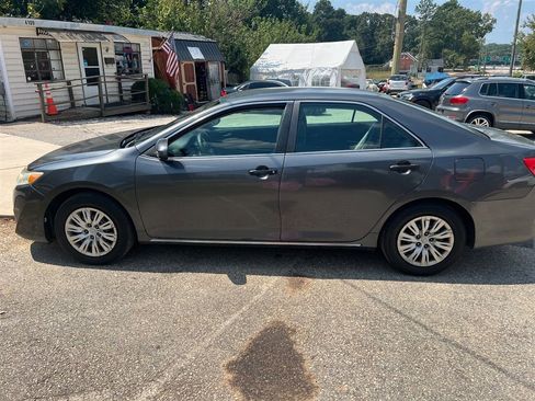Used 2012 Toyota Camry LE FWD image 9