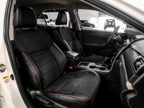 Used 2015 Toyota Camry SE FWD image 31