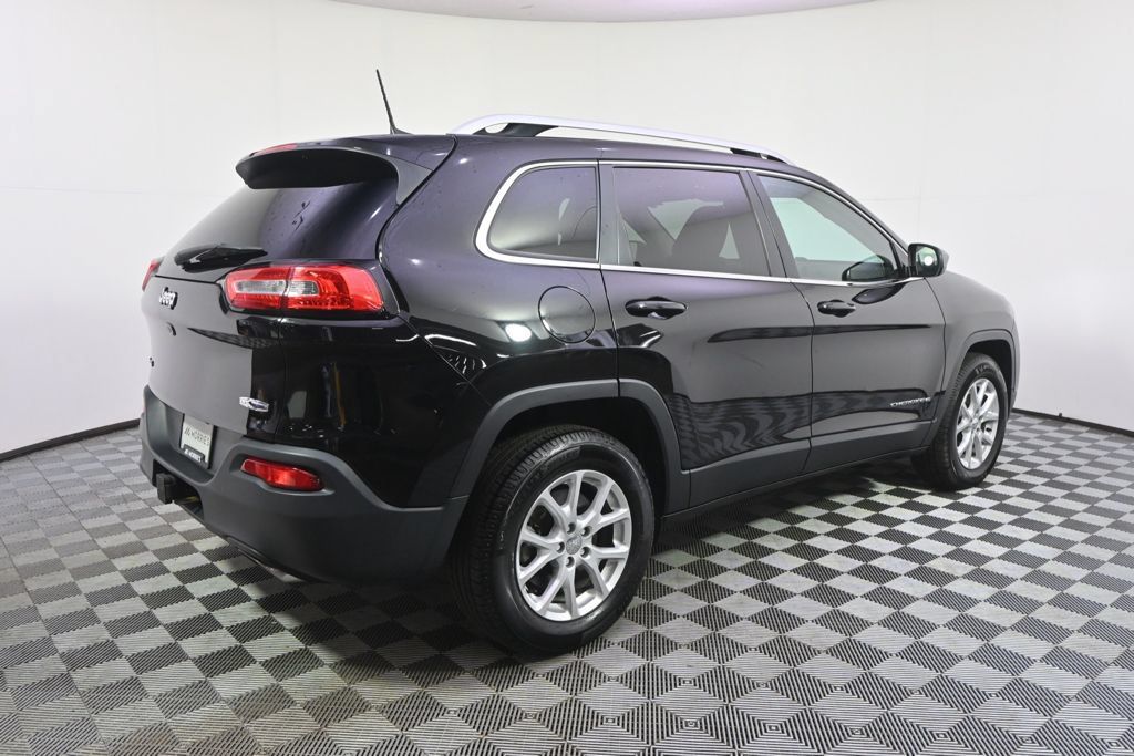 Used 2017 Jeep Cherokee Latitude w/ Cold Weather Group AWD/4WD image 8