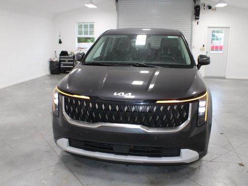 Used 2025 Kia Carnival FWD image 3