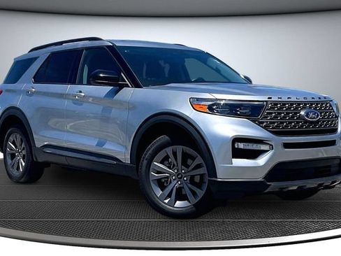 Used 2023 Ford Explorer XLT w/ Equipment Group 202A AWD/4WD image 3